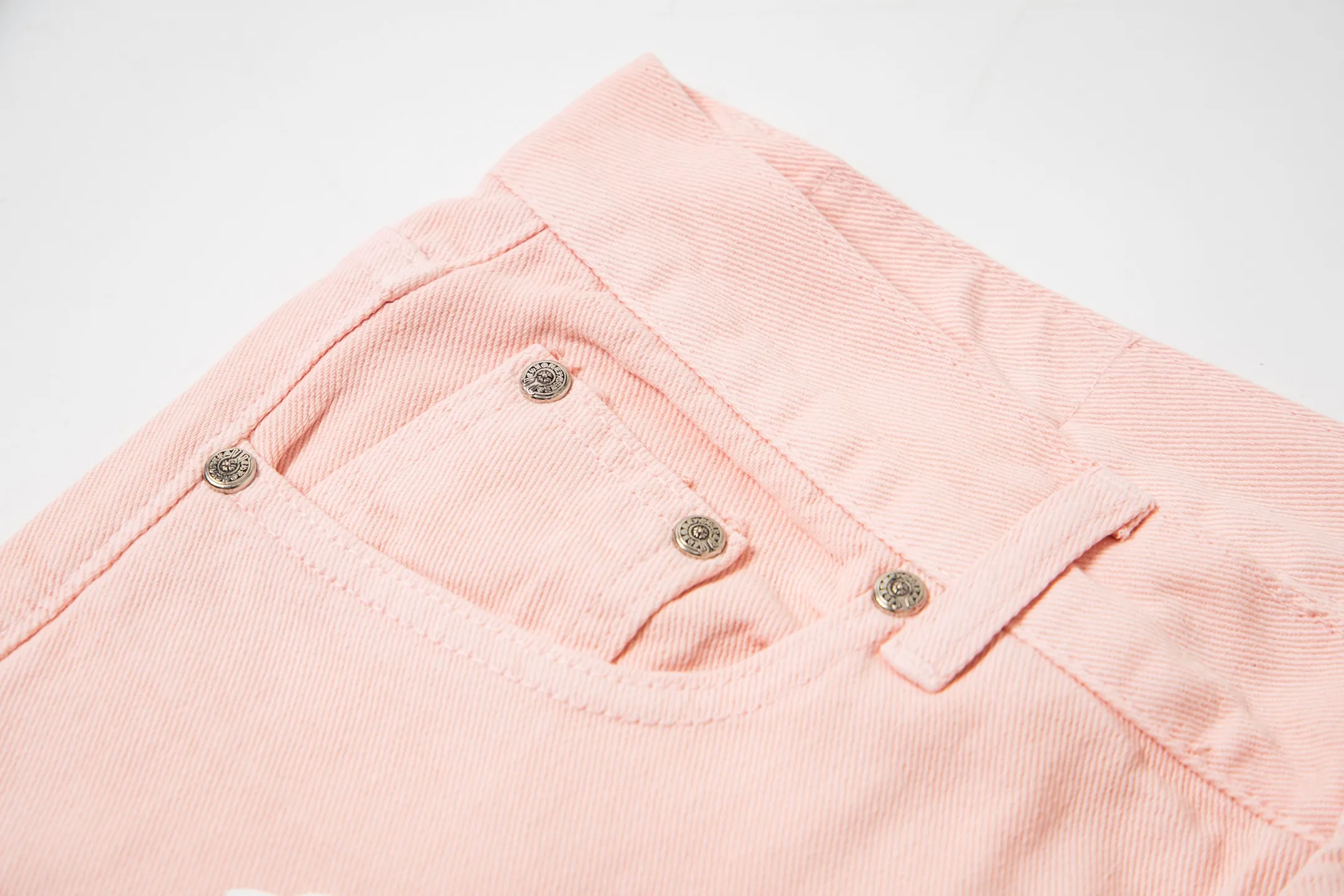 P270 Chrome hearts | CH Chrome hearts Limited edition cherry blossom pink leather jeans for girls. Charming dopamine personality jeans. Indispensable for fashionistas. The same model for celebrities. A model touted by many bloggers. This new pair of pants is perfect in terms of shape and upper body. It is no exaggeration to say that making a pair of jeans is equivalent to making 20 short-sleeved jeans. The fabric is made of high-quality imported denim. It has a unique high-end texture. I am very satisfied with it after washing and proofing several times. Style number: 1730# Color: Sakura pink Size: 28 30 32 34